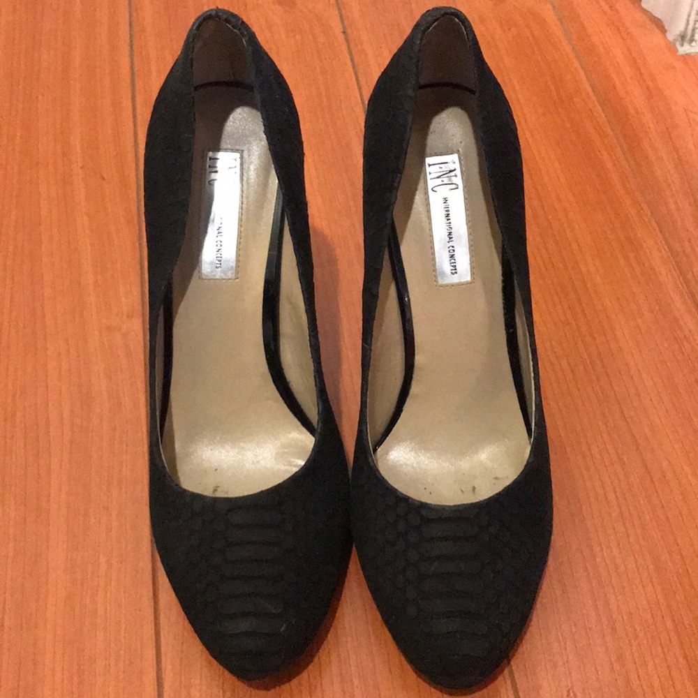 Black leather snake skin pumps